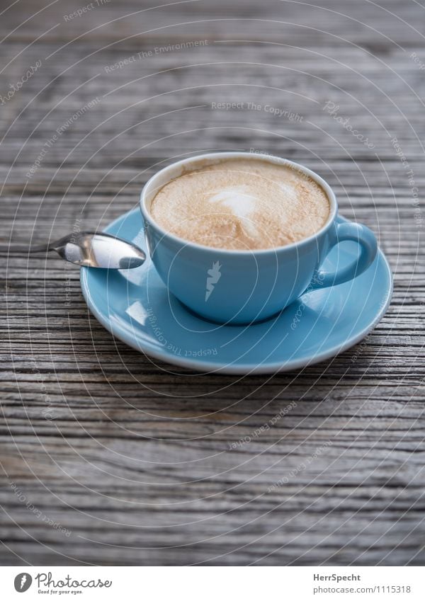 Café Bleu Getränk Heißgetränk Kaffee Geschirr Tasse Löffel Restaurant trinken blau Straßencafé Cappuccino Milchschaum Tischplatte Holztisch hell-blau Untertasse