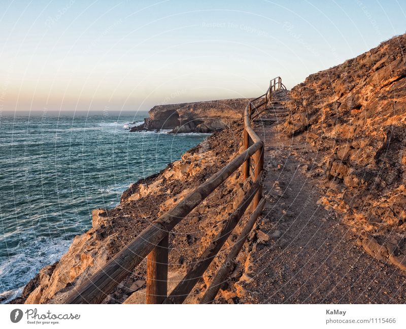 Ein langer Weg ins Nirgendwo Ferien & Urlaub & Reisen Tourismus Ausflug Ferne Freiheit Meer wandern Natur Landschaft Wasser Wolkenloser Himmel Felsen Küste