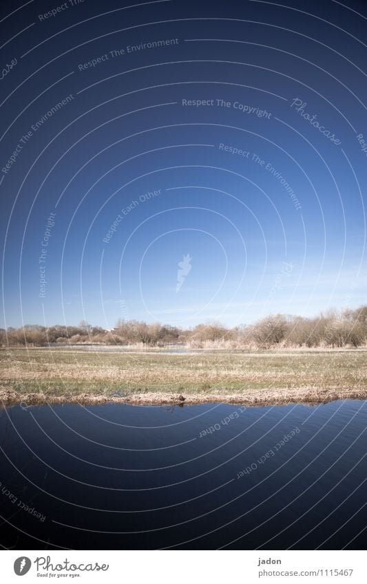 unbewegte landschaft, 3-lagig. Wasser blau See Fluss Flussufer Menschenleer Natur Flusslandschaft Gras Wiese Farbfoto Umwelt Himmel grün Pflanze