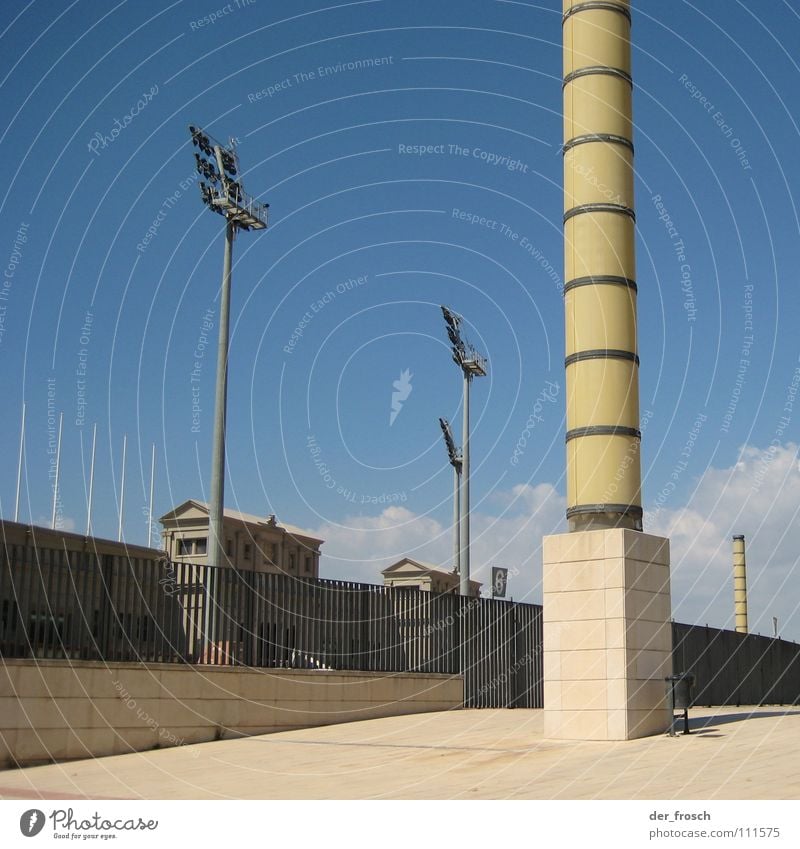 olympia Stadion Barcelona Flutlicht Architektur Olympiade Säule Himmel blau Strukturen & Formen Olympiastadion