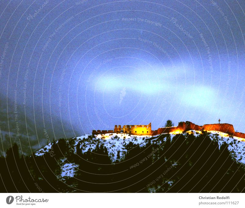 Ruine Ehrenberg Spukschloss Dämmerung Beleuchtung Zeitreise verfallen Langzeitbelichtung Angst Panik Burg oder Schloss Geisterburg Schnee Burgmuseum