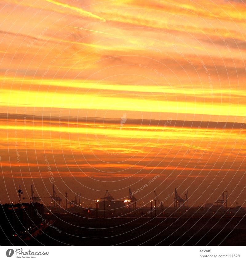 Hafen im Sonnenuntergang Meer Industrie Güterverkehr & Logistik Technik & Technologie Landschaft Himmel Wolken Sonnenaufgang Küste Hafenstadt Verkehr