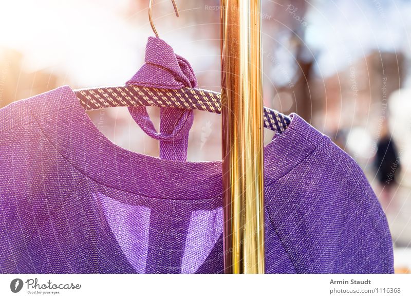 Neulich auf dem Flohmarkt I Lifestyle kaufen Stil Design Frühling Sommer Schönes Wetter Mode Kleid Kleiderständer Metall Gold ästhetisch Freundlichkeit glänzend