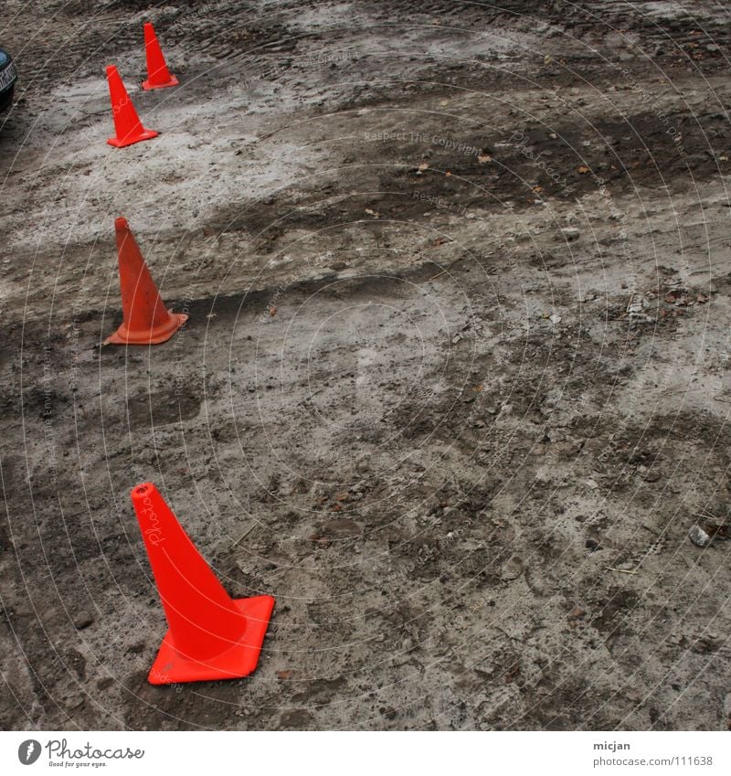 Klammer auf Hut braun 4 oben Slalom begrenzen stehen Barriere Straßenverkehr Baustelle gesperrt ländlich grau trist erdig dunkel Schatten Rennbahn Autorennen