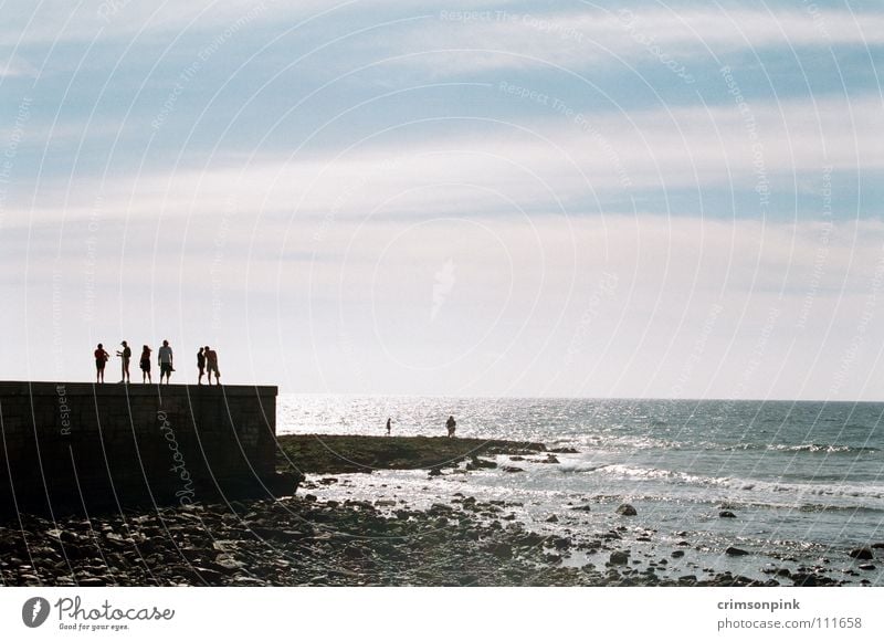 Am Meer Küste Strand Mole Horizont Silhouette Ferne ruhig Fernweh weiß Außenaufnahme Landschaft Konzentration Sommer Sonne Himmel Mensch Frieden tief blau