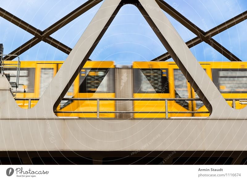 Berliner U-Bahnzug Ferien & Urlaub & Reisen Himmel Sommer Stadt Öffentlicher Personennahverkehr Berufsverkehr Bahnfahren Brücke Schienenverkehr Bewegung