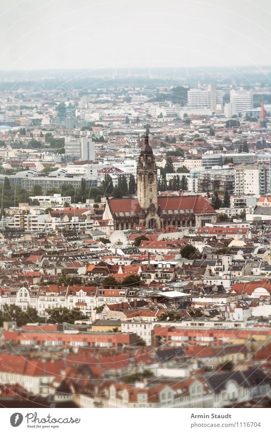 Berliner Häusermeer Tourismus Ferne Sommer Häusliches Leben Haus Landschaft Horizont Klima Klimawandel Hauptstadt Skyline Kirche Architektur Dach Wahrzeichen