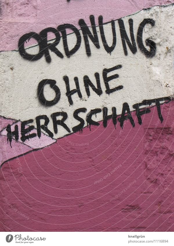 ORDNUNG OHNE HERRSCHAFT Mauer Wand Fassade Schriftzeichen Graffiti Kommunizieren Stadt rosa schwarz weiß Gefühle Macht Gerechtigkeit Ordnung Perspektive