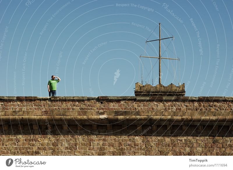 Castell de Montjüic Barcelona Aussicht Mann Mauer Spanien überblicken T-Shirt grün historisch Wahrzeichen Denkmal montjüic Blick Himmel blau Burg oder Schloss