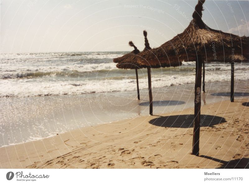 On the beach Strand Brandung Wellen Strohsonnenschirme