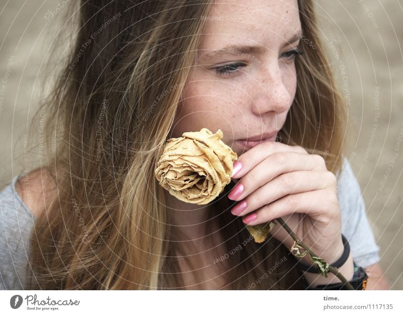 the rose feminin Junge Frau Jugendliche 1 Mensch Blume Flussufer Strand T-Shirt Nagellack blond langhaarig beobachten Denken Blick warten schön Wachsamkeit