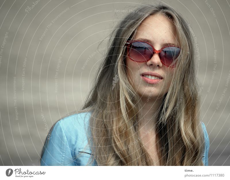 Frau mit Sonnenbrille feminin Junge Frau Jugendliche 1 Mensch Jacke blond langhaarig beobachten Lächeln Blick warten schön Zufriedenheit selbstbewußt Coolness