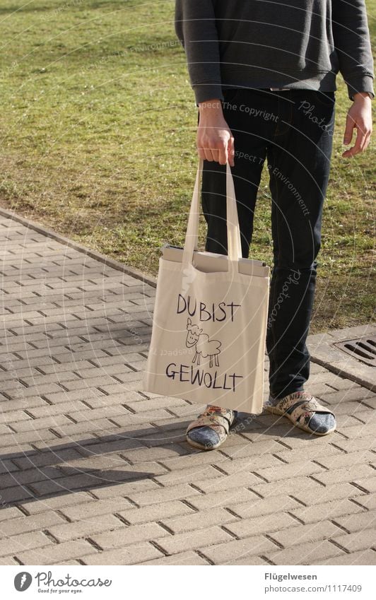 :-) Gesundheit Ferien & Urlaub & Reisen Beine Fuß Neugier niedlich Schaf Lamm Beutel gewollt Wolle Einzelgänger Außenseiter Einsamkeit nehmen Hand Sportrasen