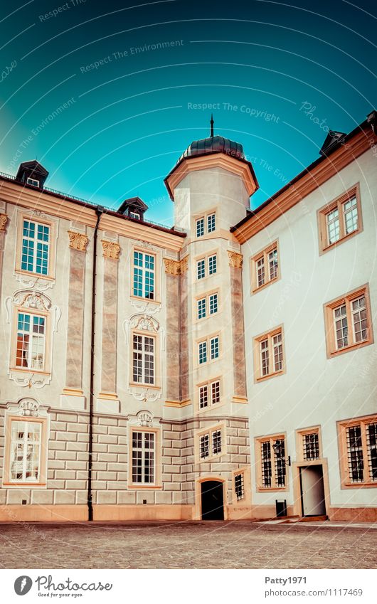 Barockschloss Ettlingen Tourismus Städtereise Illusionsmalerei Baden-Württemberg Deutschland Europa Kleinstadt Burg oder Schloss Innenhof Eckturm retro