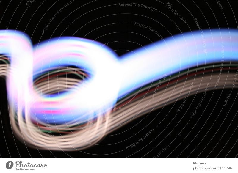 Lichtkreisel Wellen Kreisel schwarz Leuchtspur Nacht Langzeitbelichtung Innenaufnahme Farbe blau hell Farbeffekte