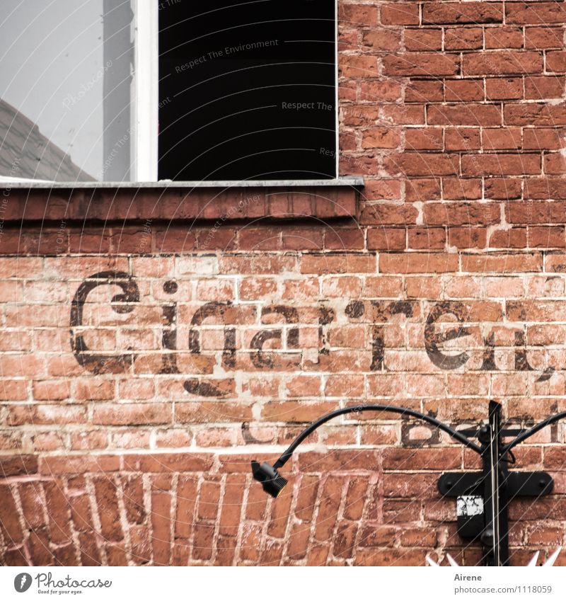 alte Rechtschreibung Haus Ladengeschäft tabakladen Mauer Wand Fassade Fenster Backstein Backsteinwand Lampe Bühnenbeleuchtung Beleuchtung Zeichen Schriftzeichen