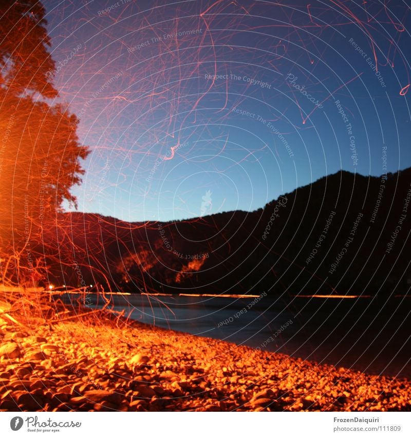 fire still Wachau Brand Glut brennen erleuchten Physik Strand Elektrizität Nacht dunkel Dämmerung Baum Reflexion & Spiegelung Kieselsteine Licht Streifen