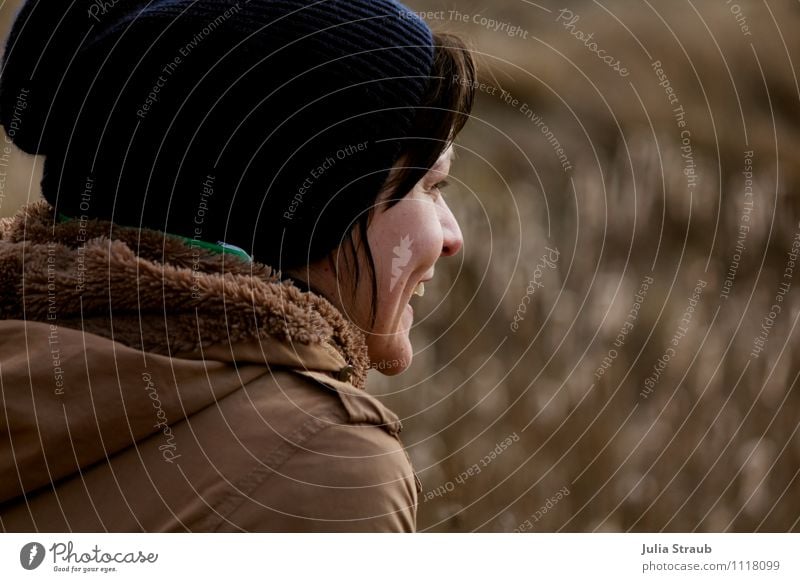 freude feminin Frau Erwachsene 1 Mensch 30-45 Jahre Jacke Mütze brünett glänzend lachen Fröhlichkeit Freude Glück Gelassenheit braun blau Farbfoto Tag