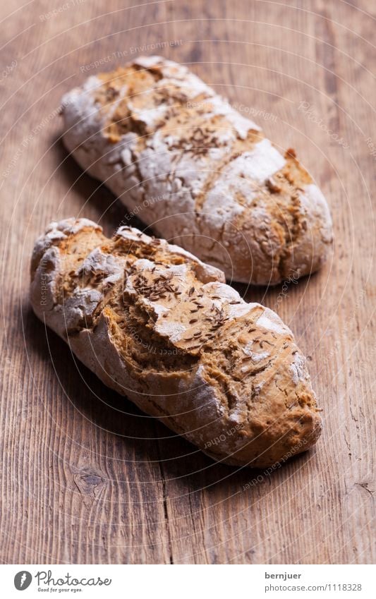 Roggenbrote Lebensmittel Teigwaren Backwaren Brot Brötchen Billig gut Kümmel 2 Semmel rustikal Mehl bestäuben Planke Menschenleer Hefeteig Vogelperspektive