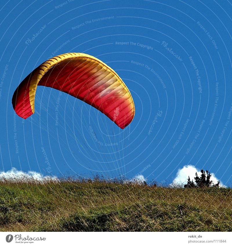 Wo isser denn? Gleitschirm Gleitschirmfliegen Berghang Wolken Horizont Pilot Baseballmütze stoppen steigen aufsteigen gleiten Vorbereitung steil hängen