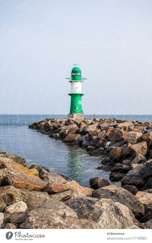 Leuchtturm Warnemünde Fischerdorf Hafenstadt Menschenleer Sehenswürdigkeit Heimweh Fernweh Farbfoto mehrfarbig Außenaufnahme