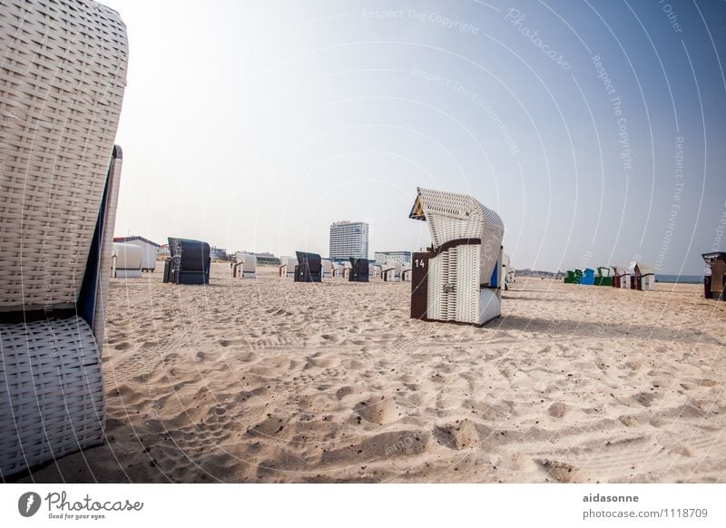 Strand in Warnemünde Landschaft Sand Wolkenloser Himmel Horizont Sonnenlicht Schönes Wetter Ostsee Zufriedenheit Romantik achtsam Gelassenheit ruhig Fernweh