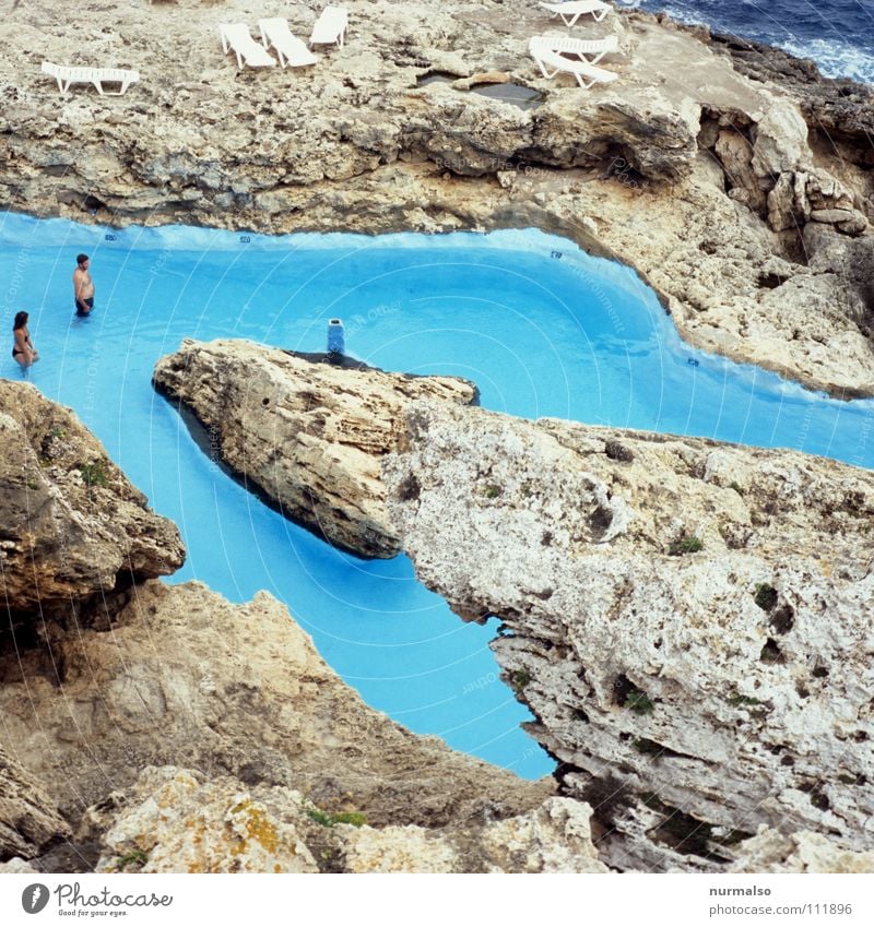 cooler Pool Schwimmbad Meer Sauberkeit tief Physik Sommer Hotel reich fein Einsamkeit Zusammensein Nacht 2 Freude Spielen Wasser blau Schwimmen & Baden