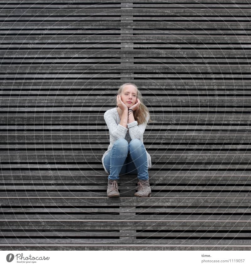 . feminin Junge Frau Jugendliche 1 Mensch Bauwerk Freitreppe Jeanshose Pullover Schuhe blond langhaarig beobachten Denken Blick sitzen warten schön Wachsamkeit