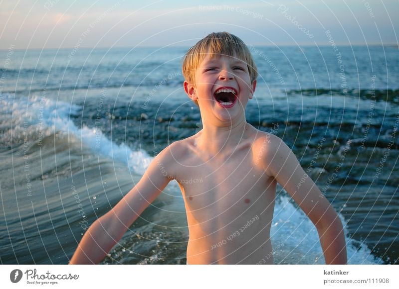 huaaah Meer Strand Kind kalt Stimmung Junge fun lachen Freude blau