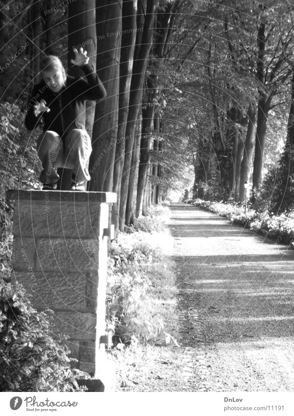 grr.... Frau Löwe Statue Mensch Schwarzweißfoto Außenaufnahme Allee Spaßvogel lustig Witz Skulptur skulptural