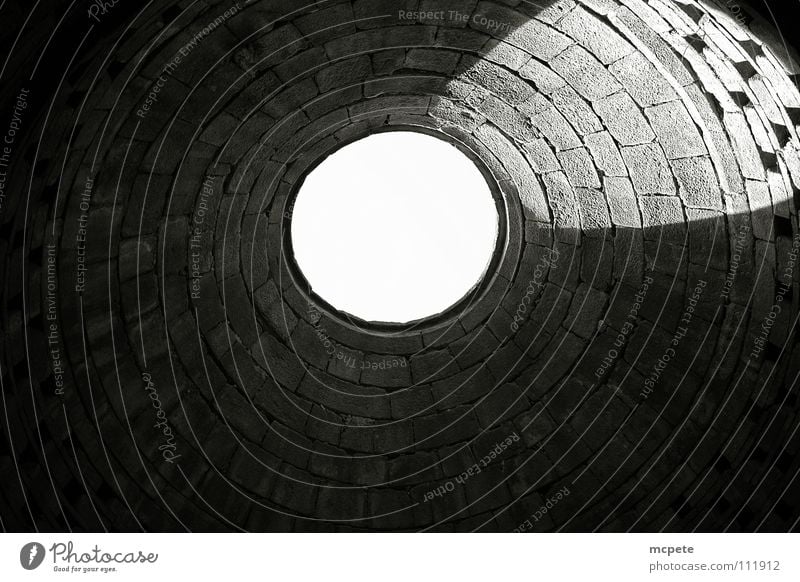 - hole - Taube Licht dunkel Bretagne Mauer Frankreich historisch verfallen Schwarzweißfoto Verließ Stein Loch Burg oder Schloss Decke