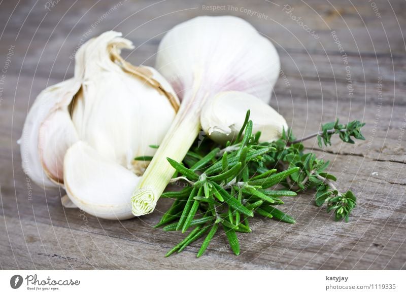 Knoblauch und Rosmarin Kräuter & Gewürze Knoblauchzehe Thymian Küche Geschmackssinn Gesunde Ernährung aromatisch nah Nahaufnahme Gesundheit Antipasti mediterran