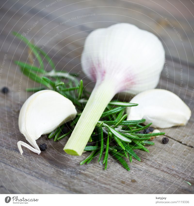 Knoblauch und Rosmarin Kräuter & Gewürze Knoblauchzehe Thymian Küche Geschmackssinn Gesundheit Gesunde Ernährung aromatisch nah Nahaufnahme Antipasti mediterran