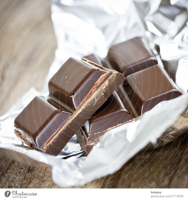 Schokolade dunkel Kuvertüre bitter Tafelschokolade zart Kakao schmelzen Sahne süß Süßwaren Zucker Diät Folie Aluminium Metallfolie Verpackung verpackt einpacken