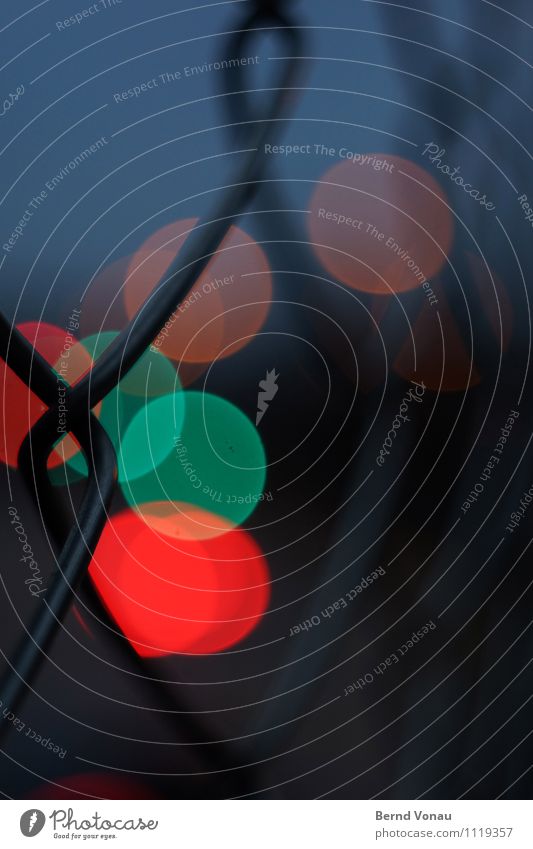 abendverkehr Verkehr Verkehrswege Straße Straßenkreuzung Brücke Ampel blau grau orange Maschendrahtzaun Drahtseil Kreis rund Straßenbeleuchtung Barriere gedreht