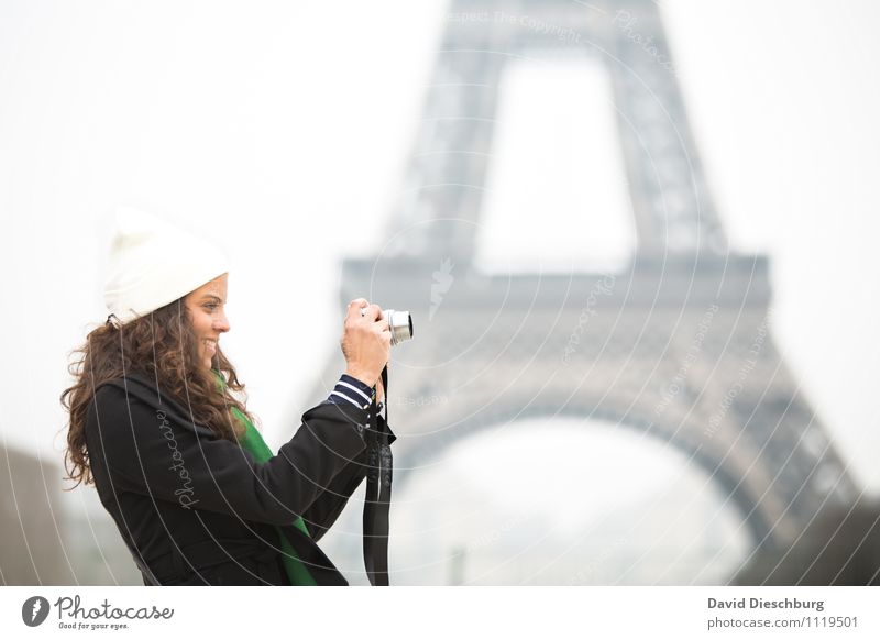 Auf Fotojagd Ferien & Urlaub & Reisen Tourismus Sightseeing Städtereise feminin 1 Mensch 18-30 Jahre Jugendliche Erwachsene Stadtzentrum Turm Sehenswürdigkeit