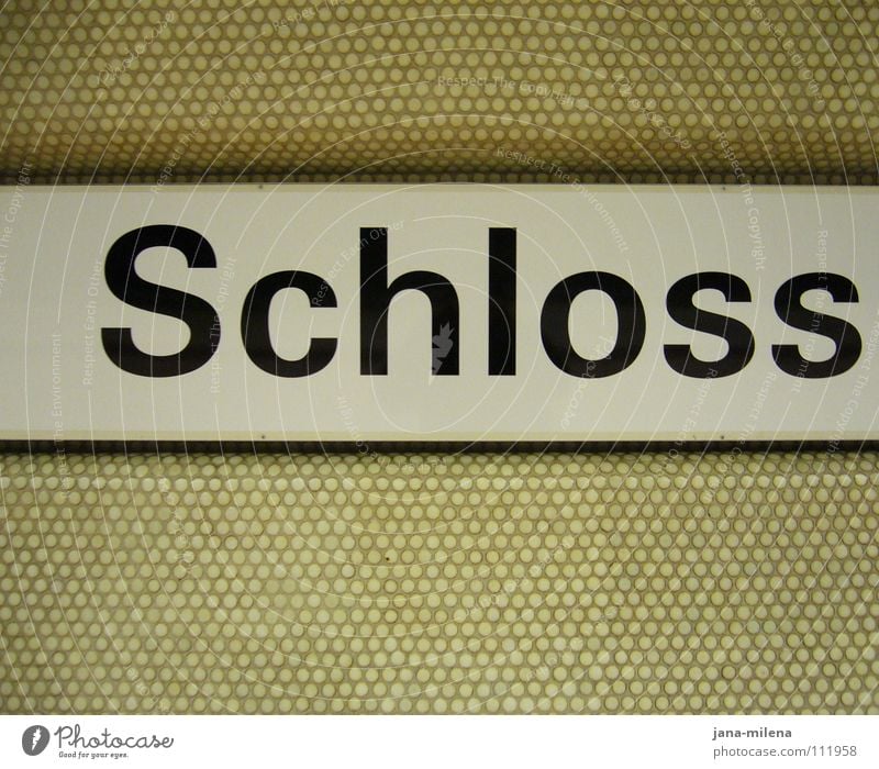 (k)ein Schloss König reich glänzend Reichtum U-Bahn träumen Märchen wirklich grau trist aufsteigen Fliesen u. Kacheln Wort Bahnhof Deutschland Erfolg