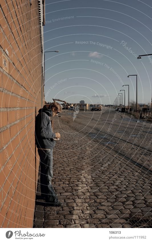 KÜNSTLERISCH Mann Wand stehen anlehnen Nacht Bremen Industrielandschaft Verfall Tabak drehen Zigarette ungesund Freizeit & Hobby Publikum Dinge Anspannung ruhig