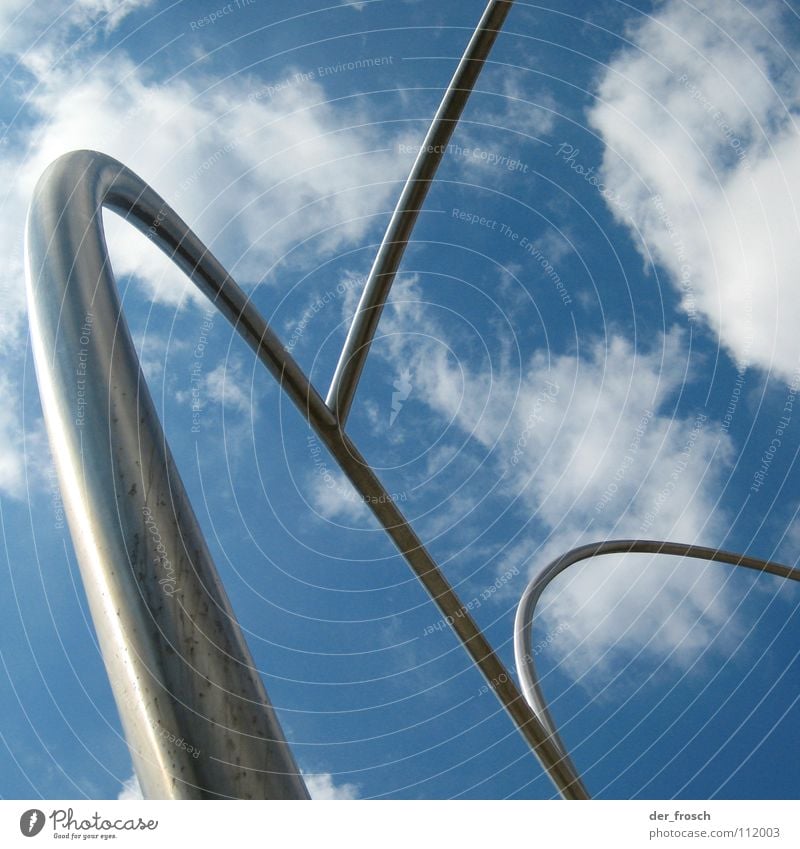 looping Wolken Skulptur Barcelona Himmel Kunst Kunsthandwerk Metall Eisenrohr silber Bogen placa de la carbonera Achterbahn