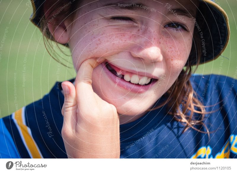 Morgen kommt die Zahnfee. Mädchen zeigt mit dem Finger auf die Lücke wo der Zahn heraus gefallen ist. Freude Zufriedenheit feminin Mund 1 Mensch 8-13 Jahre Kind