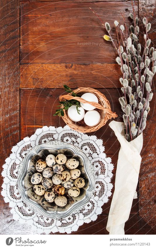 Ostern-Zusammensetzung von Catkins und von Eiern auf Holztisch Dekoration & Verzierung Tisch Frühling Papier Metall natürlich braun Tradition Korb rohweiß offen