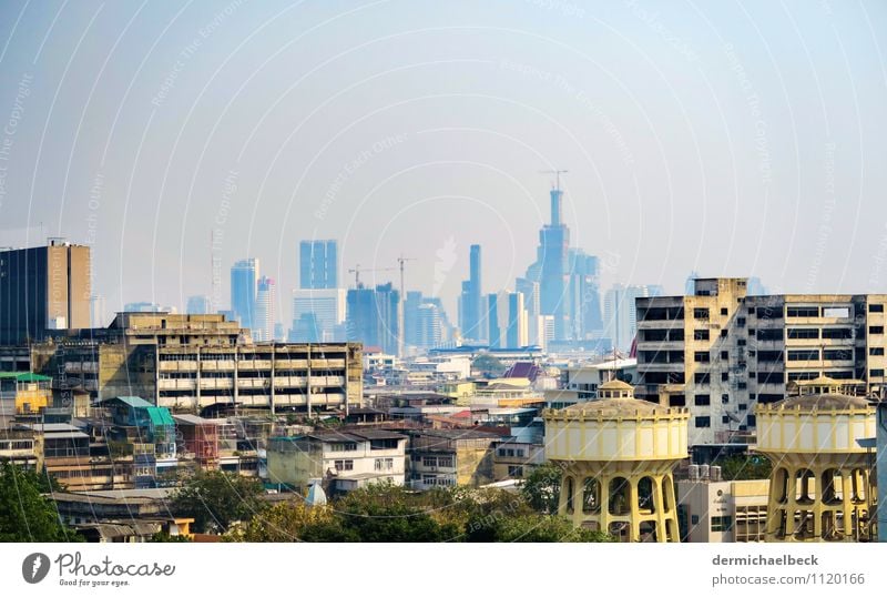 Bangkok Smog Skyline Tourismus Industrie Stadt Hauptstadt Stadtzentrum Haus Hochhaus blau gelb Ferne Farbfoto Außenaufnahme Menschenleer Textfreiraum oben Tag