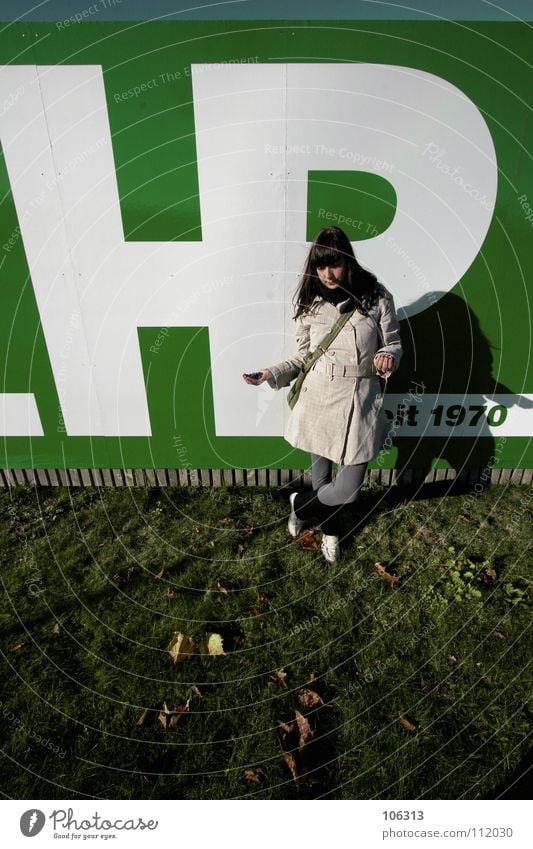 COMEBACK Dingsbums Frau stehen lachen grün weiß aufreizend drehen Drehung Kichererbsen Hand Grimasse Freundlichkeit Jugendliche Frieden comeback werfen