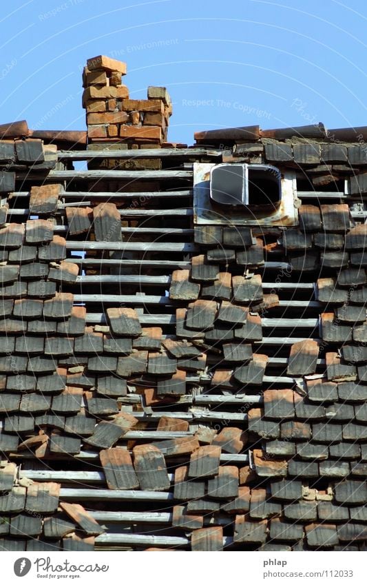 Dachzimmer mit Aussicht minimalistisch sparsam Haus Fenster Dachziegel Backstein schwarz rot grau kaputt verfallen baufällig schön beweglich Reparatur