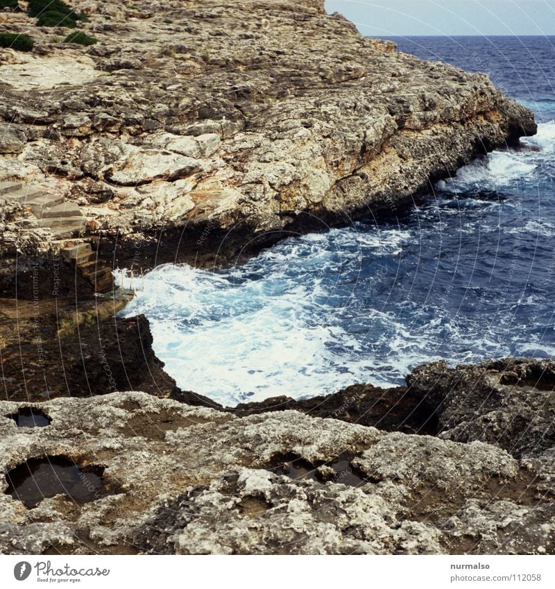 Guter Morgen VII Meer Wellen springen Sauberkeit Gischt Wellengang Brandung Freude Sommer Europa Bucht Felsen Strand. Horizont Mittelmeer Nude Bauchklatscher