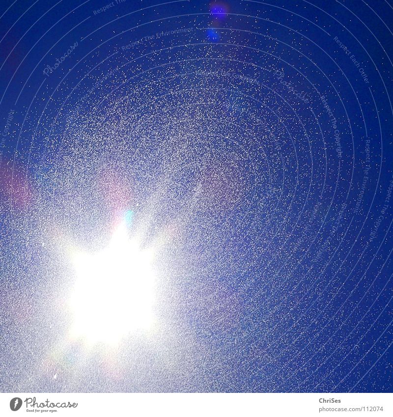 Sommer, Sonne, Wasserspass.... Regen Gegenlicht kalt Kühlung Gischt Physik Schlauch Erfrischung Nordwalde Spielen Himmel Wassertropfen blau wasserschleier Wärme