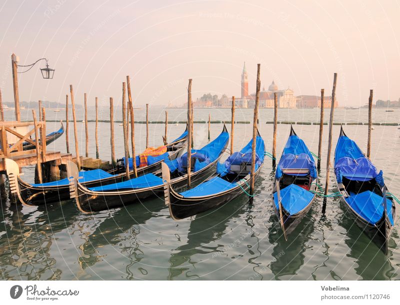 Gondeln und Kirche San Giogio Maggiore in Venedig Ferien & Urlaub & Reisen Tourismus Sightseeing Städtereise Meer Insel Wellen Architektur Stadt Hafenstadt