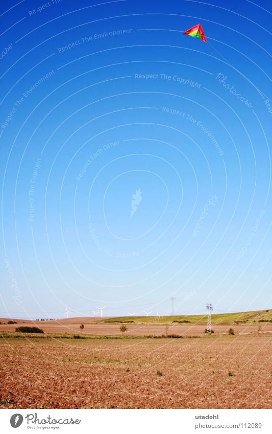 Freiflug Freizeit & Hobby Spielen Landschaft Himmel Wolkenloser Himmel Herbst Feld fliegen Unendlichkeit blau braun mehrfarbig grün rot Fröhlichkeit