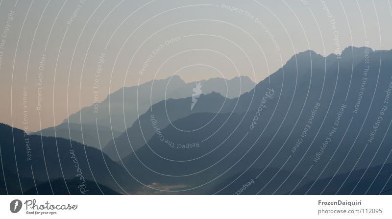 Berglinien Haushuhn Bundesland Tirol wandern Kitzbüheler Alpen Österreich Natur Einsamkeit Panorama (Aussicht) Bergkamm Horizont Ferne weitläufig eng eingeengt