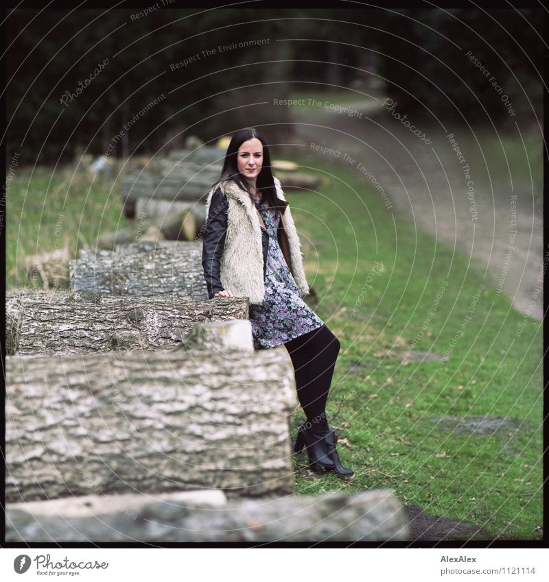 Portrait ohne Auto Ausflug Junge Frau Jugendliche 18-30 Jahre Erwachsene Umwelt Landschaft Schönes Wetter Baum Gras Park Wege & Pfade Baumstamm Kleid Jacke Fell